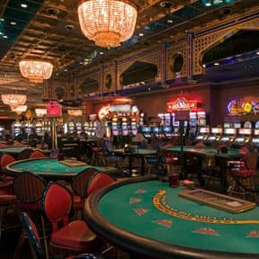 Pengguna menikmati hiburan sports dan casino online menggunakan perangkat mobile